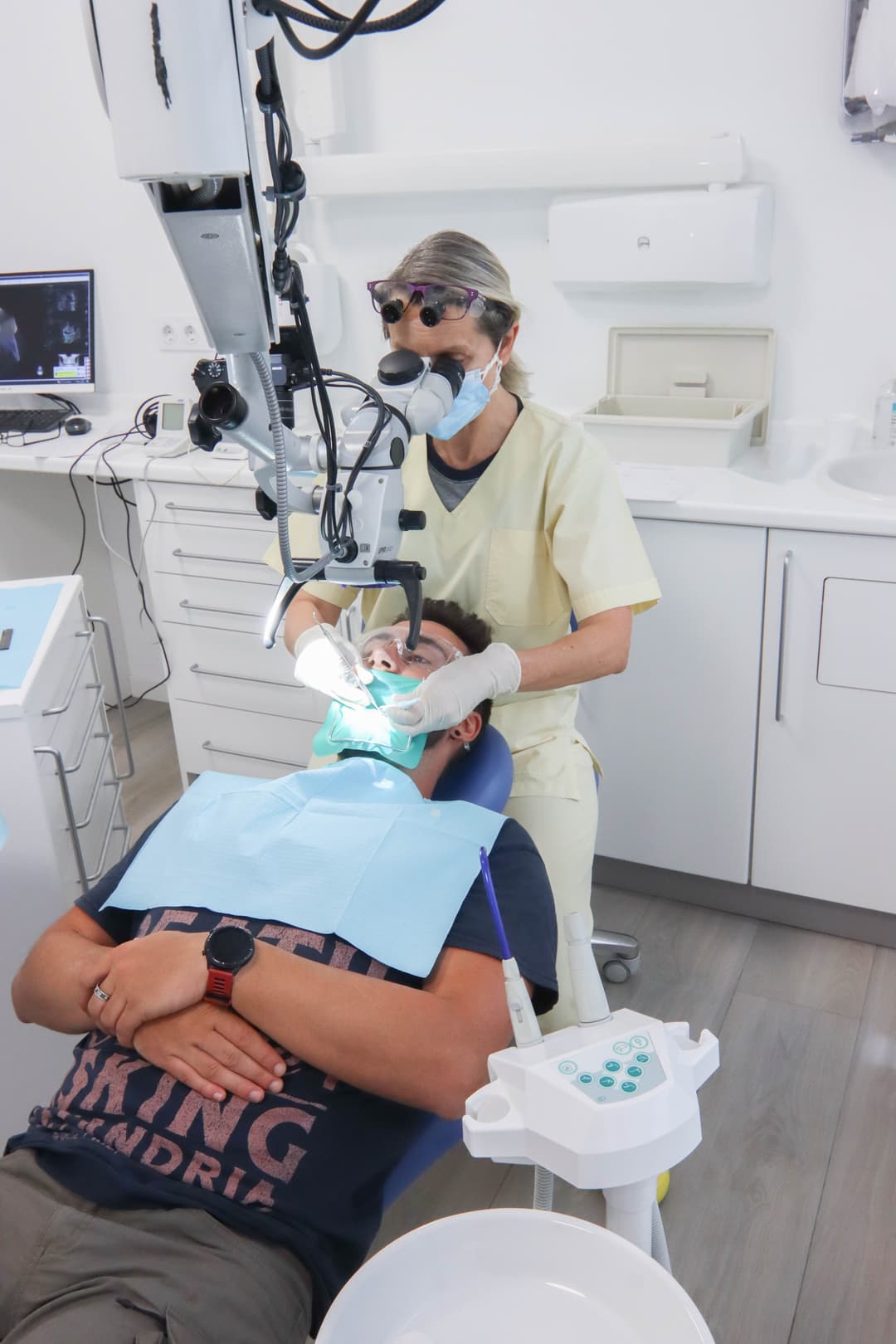 Doctora Gabriela Riera en la clínica dental con un paciente